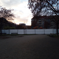 Za ohradou probíhají demoliční práce na odstranění pomníku I. S. Koněva (Praha, náměstí Interbrigády, 20.11.2020)