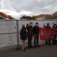 Zástupci KSČM a KSM přišli vyjádřit svůj nesouhlas s odstraněním pomníku I. S. Koněva (Praha, náměstí Interbrigády, 20.11.2020)